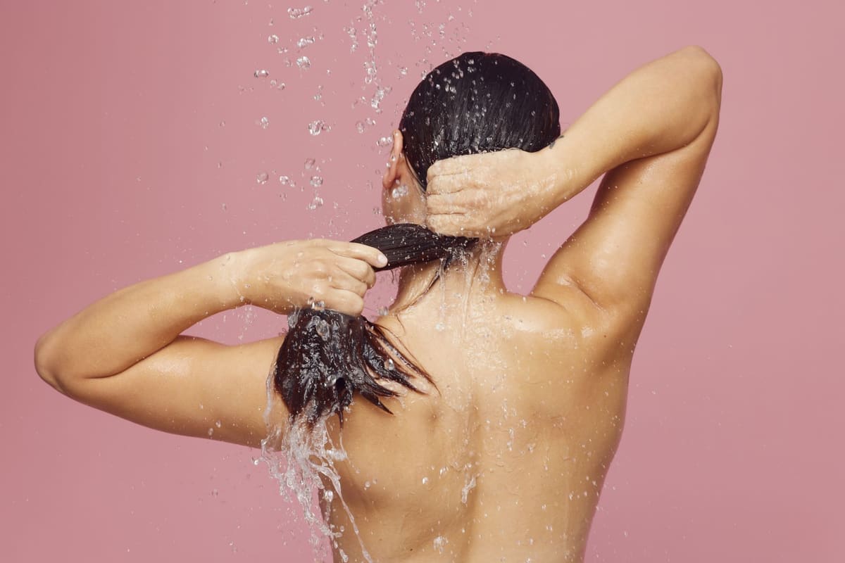 Lavagem do cabelo com espuma na raiz